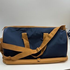 RETRO Navy and Tan Weekender Travel Bag Adjustable Strap Bottom Compartment DSW